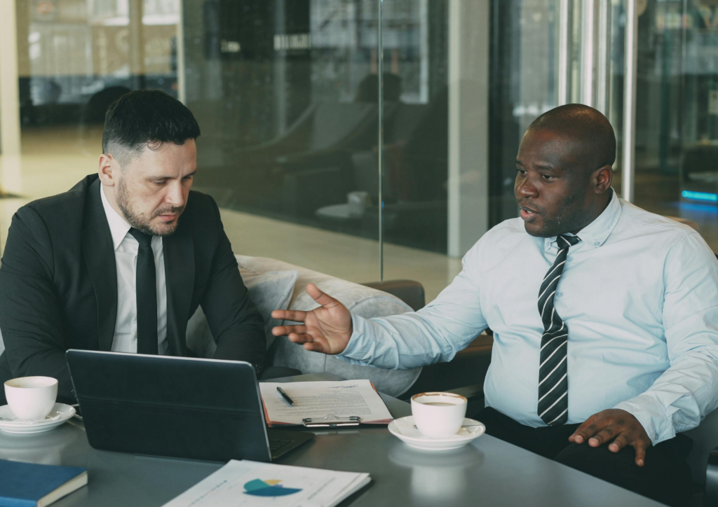 Groupe de personnes discutant pour illustrer que prendre du temps pour soi inclut le lien social.