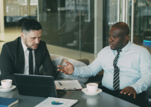 Groupe de personnes discutant pour illustrer que prendre du temps pour soi inclut le lien social.